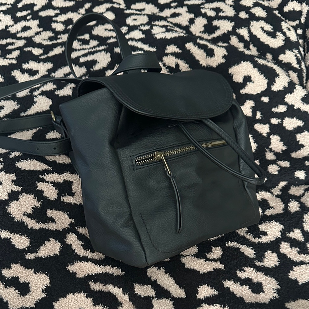 Elegant Black Leather Universal Thread Backpack